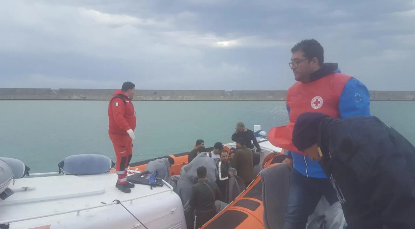 Migranti soccorsi, autorizzato sbarco a Crotone per temporale