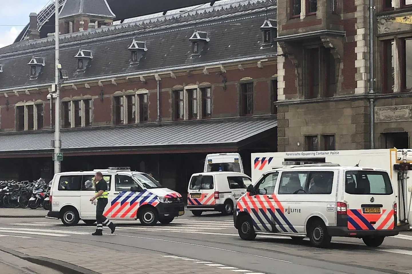 Amsterdam, due persone accoltellate alla stazione