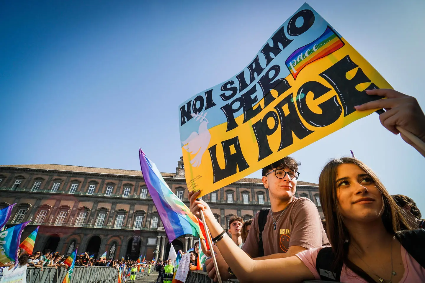 Manifestazione per la pace a Napoli, 50mila persone in piazza. De Luca: "Cessate il fuoco"