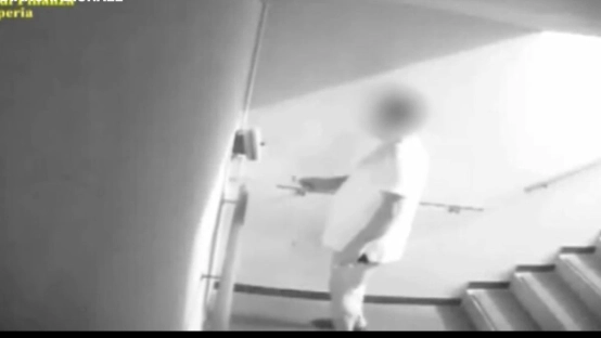 Un frame del video dell'inchiesta 'Stachanov' con l'ex vigile Muraglia che timbrava il cartellino in mutande