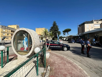 Colpi di mitra a Caivano, due sparatorie al Parco Verde. Don Patriciello: “È il terrore, ritorneranno”. Criminali in azione anche a Ponticelli. Il Viminale annuncia l’aumento del 20% di forze dell’ordine