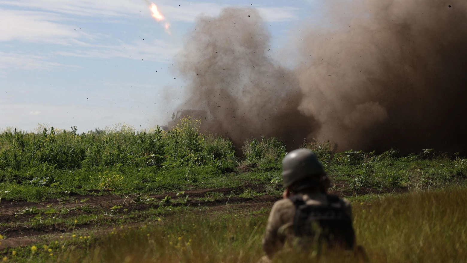 Bakhmut, soldato ucraino spara un razzo (Afp)