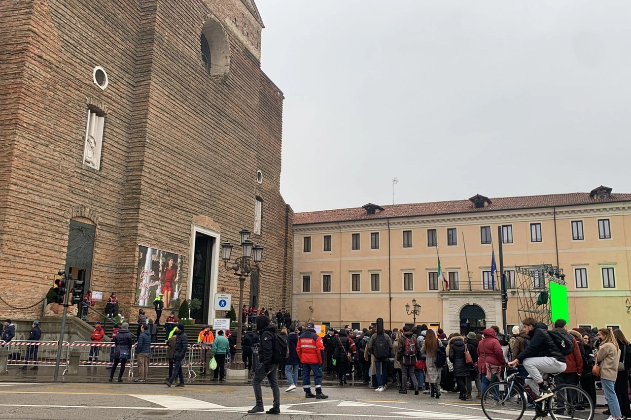 Funerali Giulia: iniziato ingresso al varco di polizia