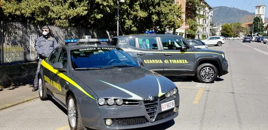 Roma, Guardia di Finanza dona abiti sequestrati alla Caritas di Tivoli