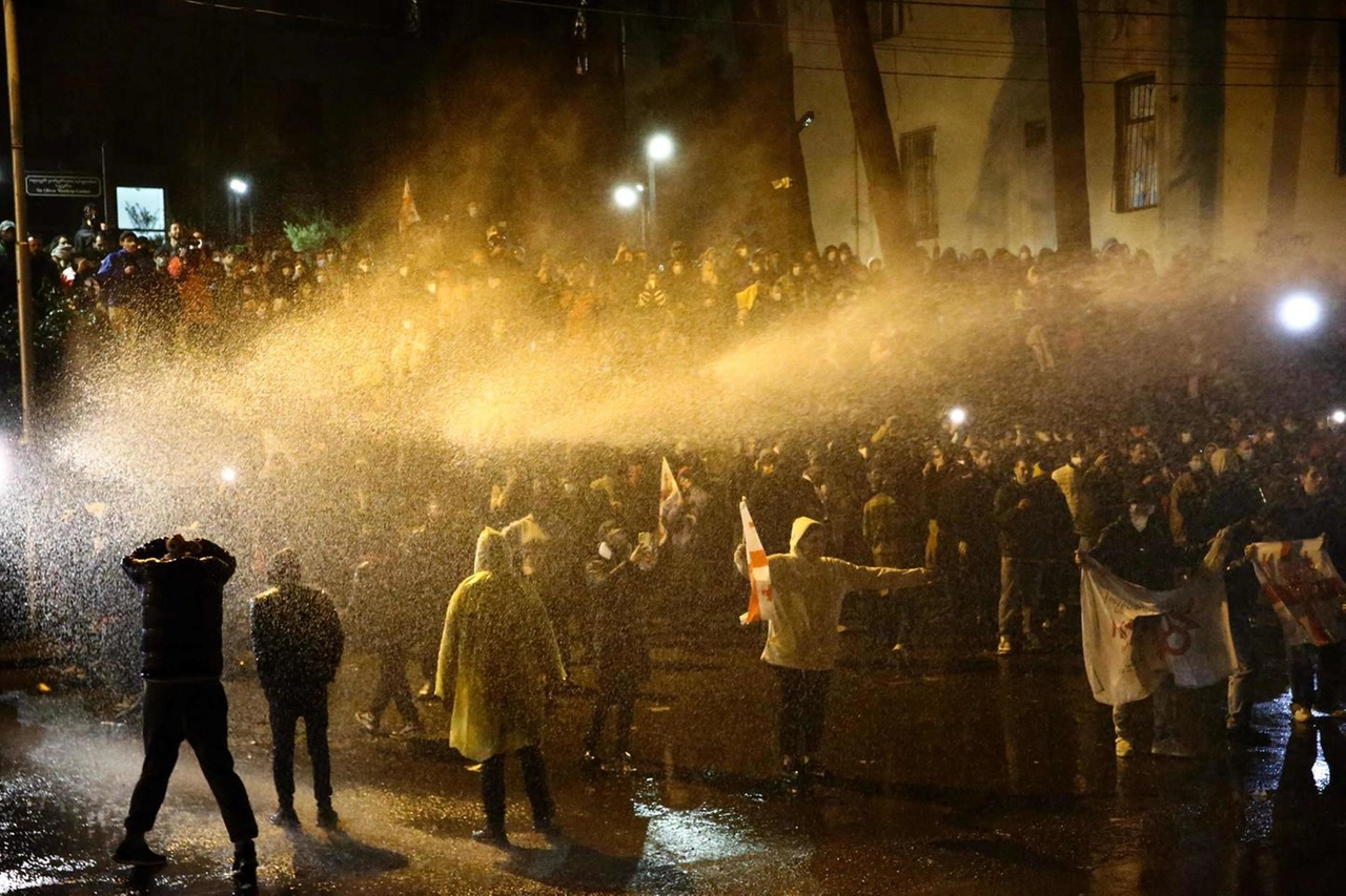 Cannoni ad acqua per reprimere le proteste