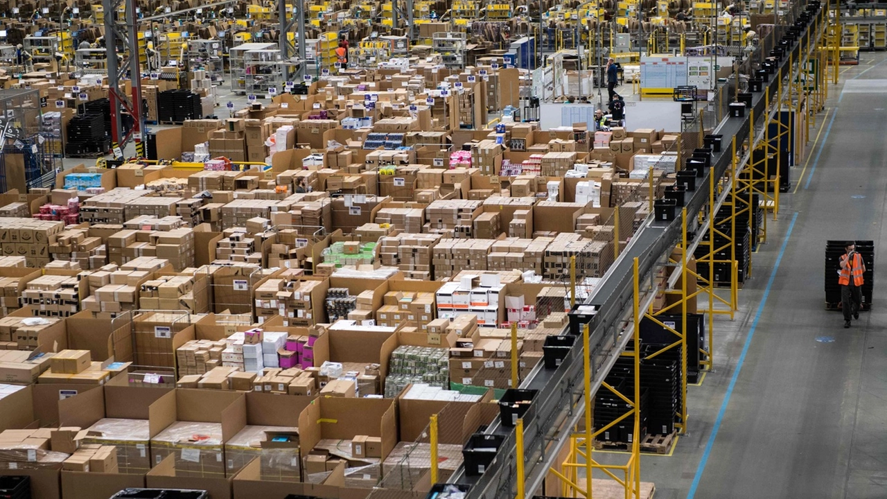 Un centro Amazon in vista del black friday (Afp)