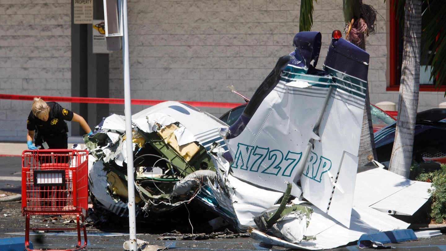 Cessna precipita su un parcheggio in California (Usa)