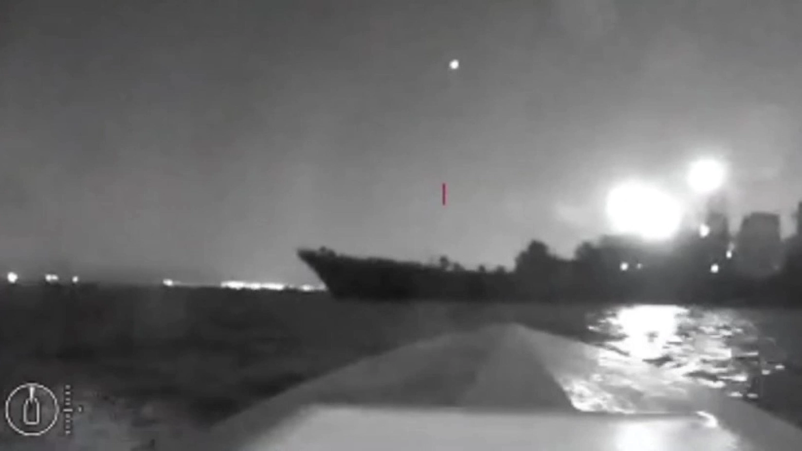 Frame di un video pubblicato sul canale Telegram delle Forze armate dell'Ucraina che mostra un presunto drone marittimo che colpisce il fianco di una nave (Ansa)