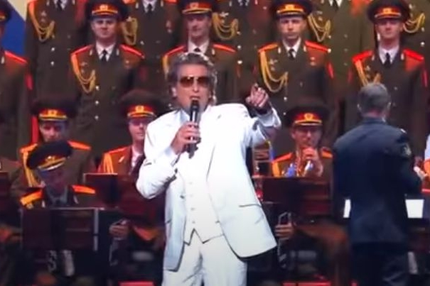 Toto Cutugno con l'Armata Rossa in una esibizione