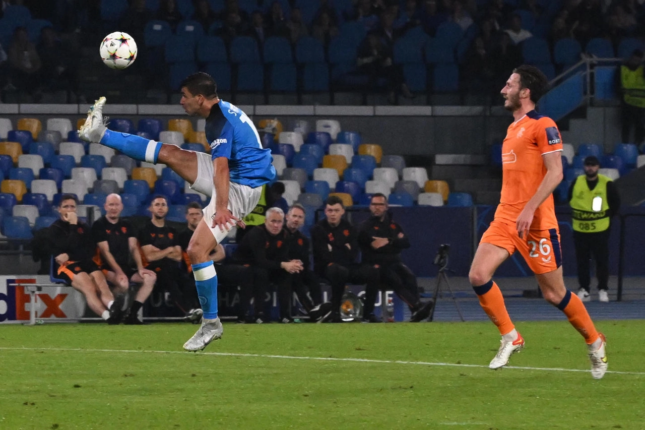 Giovanni Simeone in azione contro i Rangers