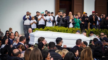 Funerali di Francesco Pio Maimone, ucciso a Napoli per una scarpa sporca: chiesa gremita