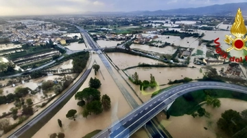 Ecco perché le previsioni meteo non hanno ‘capito’ il disastro. L’esperto: ciclone bloccato per ore, ma nel nord della Toscana era allerta arancione