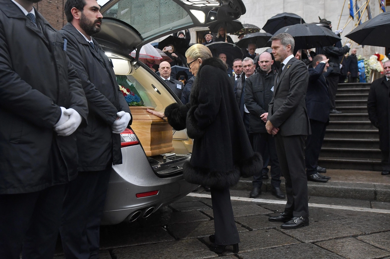 Il feretro di Vittorio Emanuele di Savoia, accanto la moglie Marina Doria e il figlio Emanuele Filiberto (Alive)