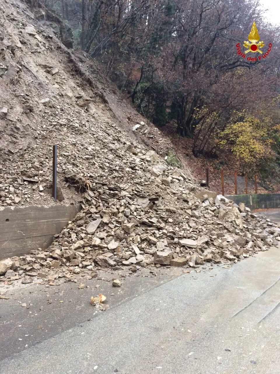 Maccagno, strada chiusa per una frana