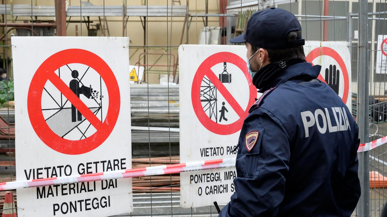 La polizia scientifica durante i rilievi sul luogo dove è morto l'operaio