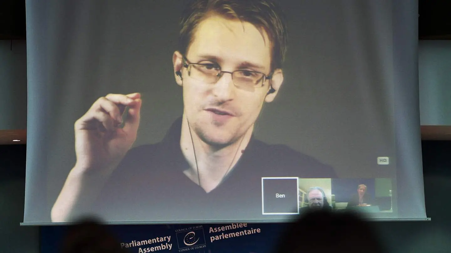 Snowden, ancora rivelazioni: "Nsa e Gchq intercettavano telefonini sugli aerei"