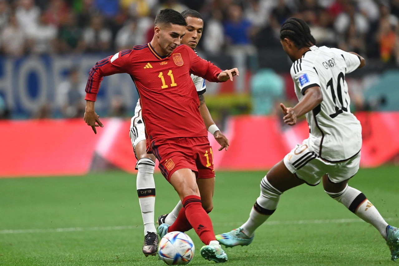 Ferran Torres (Spagna) in azione contro Serge Gnabry (Germania)