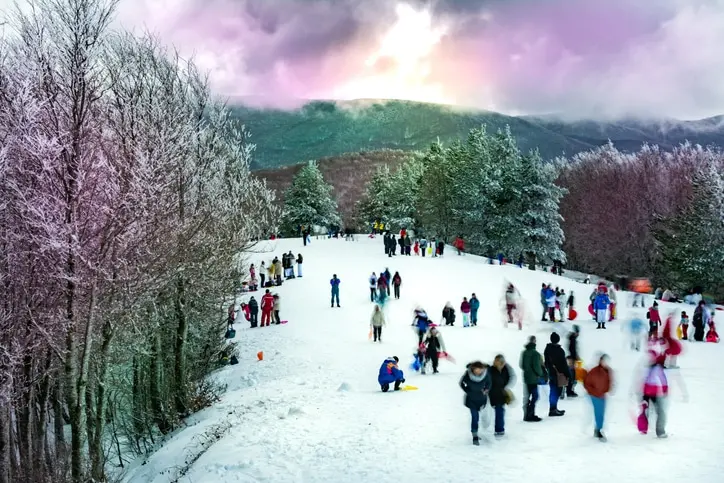 Sciare al Sud, neve vista mare: le migliori piste in Abruzzo, Calabria e Sicilia