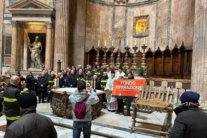  CLIMA. ROMA, BLITZ 'ULTIMA GENERAZIONE' DURANTE MESSA AL PANTHEON /FOTO FOTO DI GRUPPO CON SACERDOTE E VIGILI DEL FUOCO(FOTO 2 di 2)