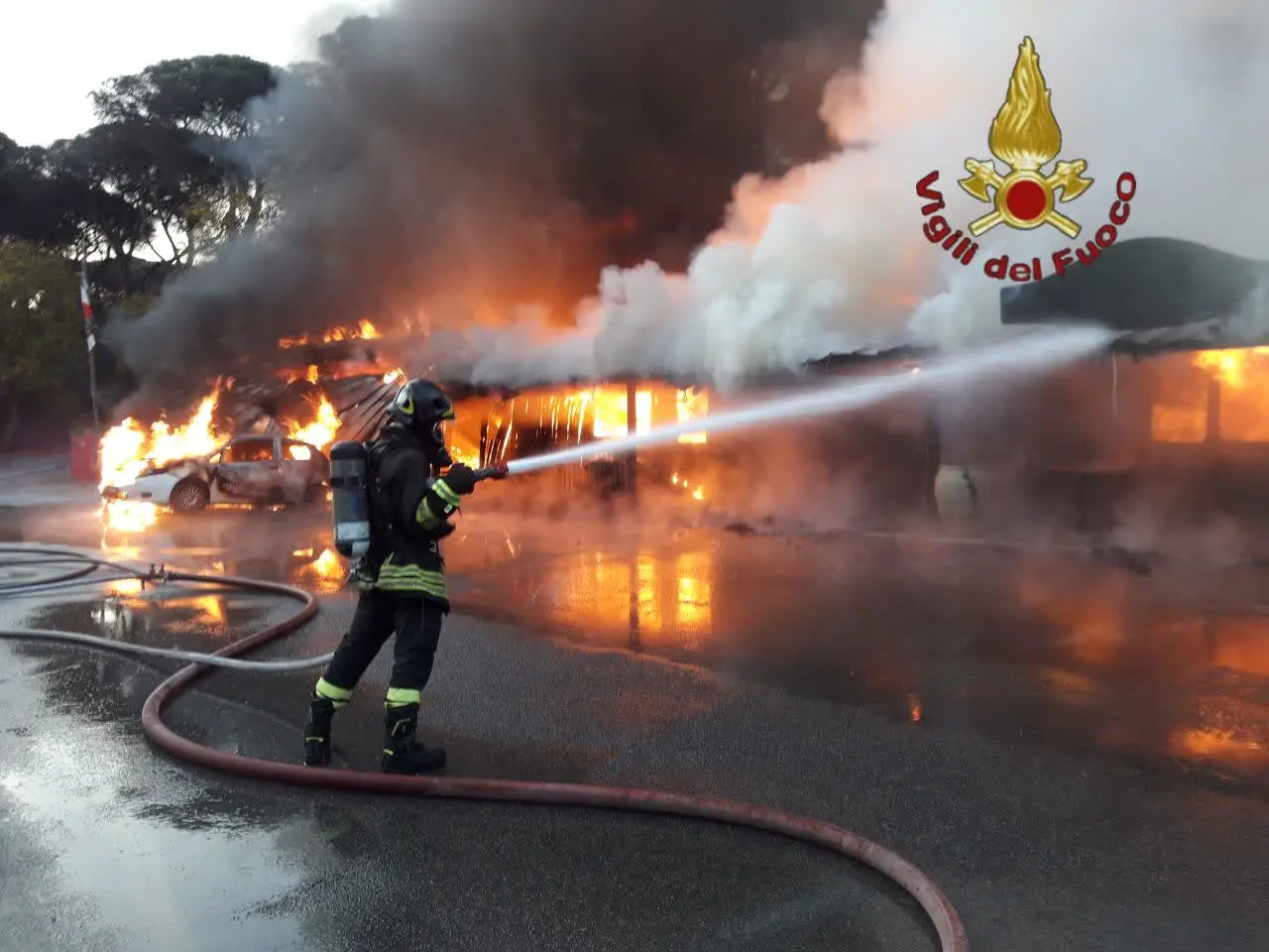 Roma, vigili del fuoco la protesta: "Corpo in emergenza, la politica intervenga"