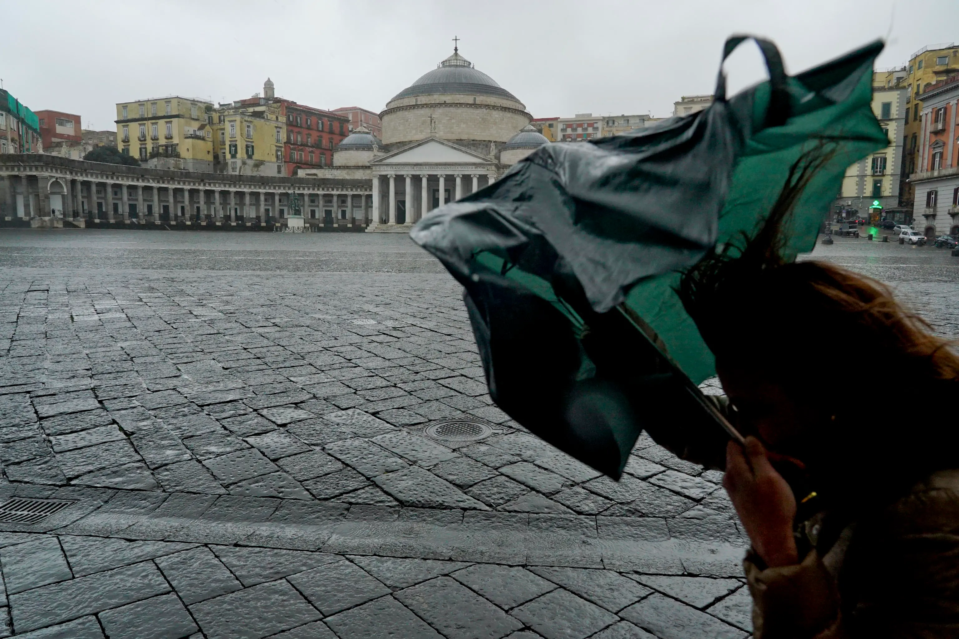 Maltempo Napoli, raffiche di vento gelido, allerta fino a domani; disagi coi traghetti