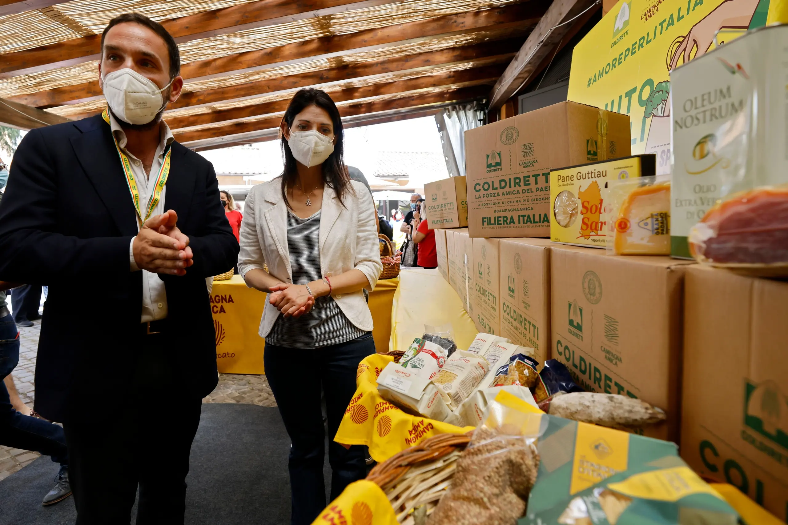 Roma, Coldiretti consegna a Raggi pacchi alimentari per bisognosi