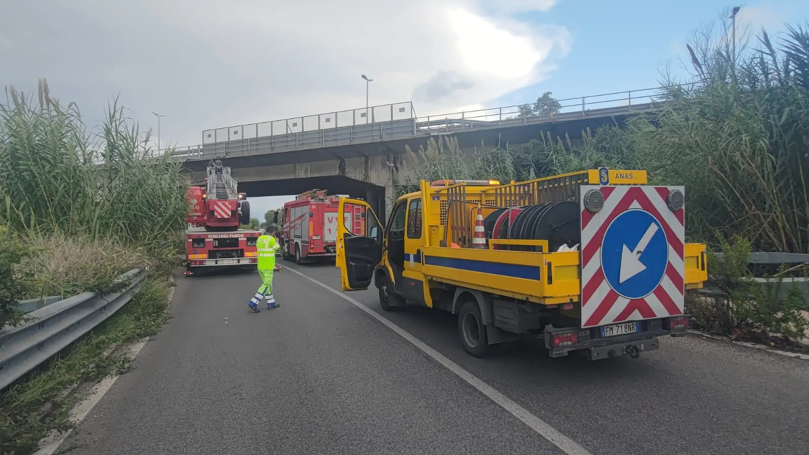 Fiumicino, calcinacci dal viadotto di via dell’Aeroporto: chiuso il Corridoio C5