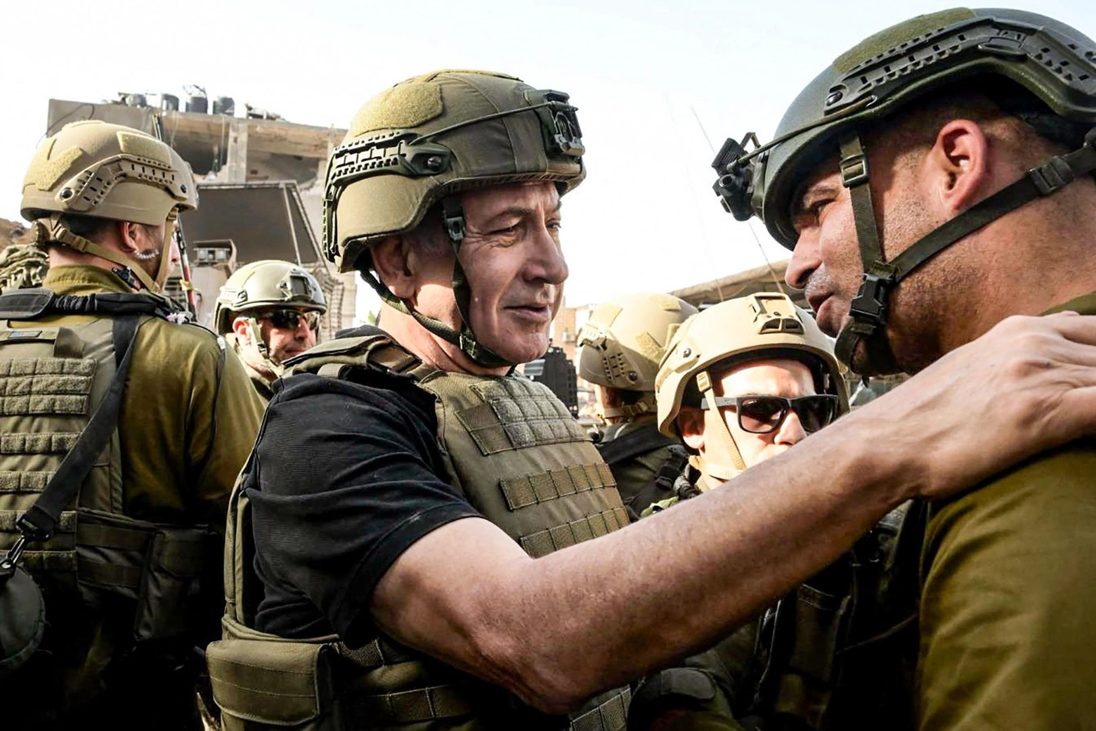 Il premier Netanyahu incontra i soldati (Ansa)