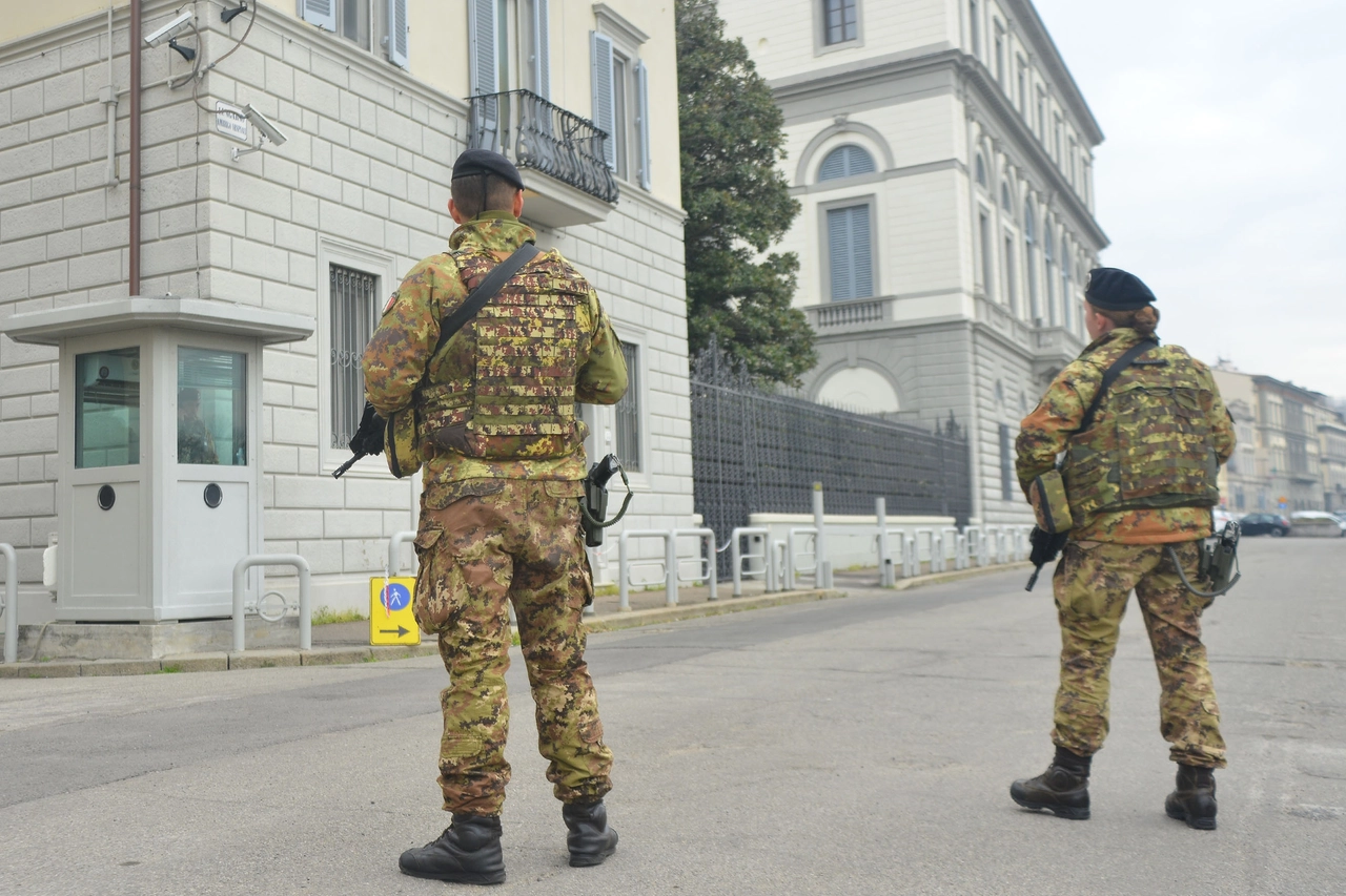 L'esercito davanti al Consolato Usa a Firenze (New Press Photo)