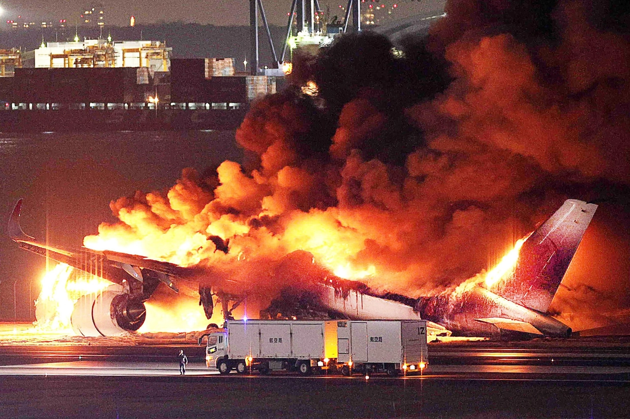 Tokyo: l'areo di linea a fuoco sulla pista di Haneda: tutti salvi