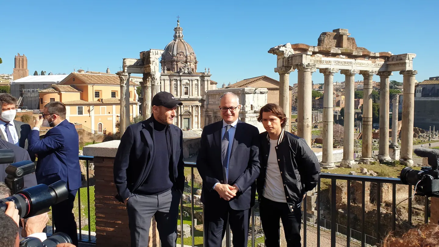 Roma, Gualtieri: incontro a sorpresa in Campidoglio con Totti e l’Uomo Ragno