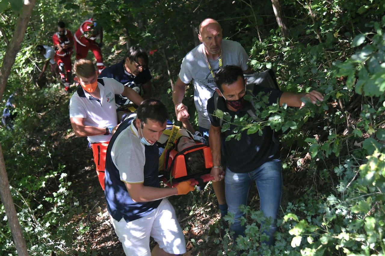 I soccorritori in azione (Ansa)