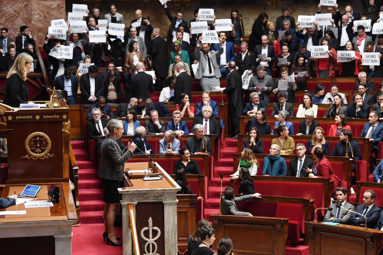 Macron pone la fiducia sulla riforma delle pensioni (Ansa)