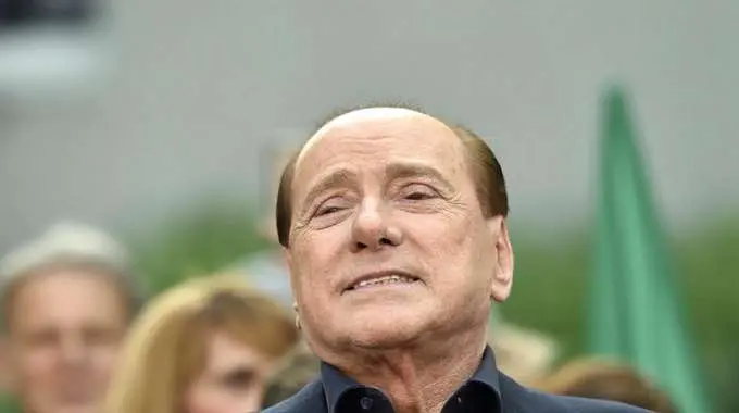 Berlusconi,firma con Bee dopo compleanno