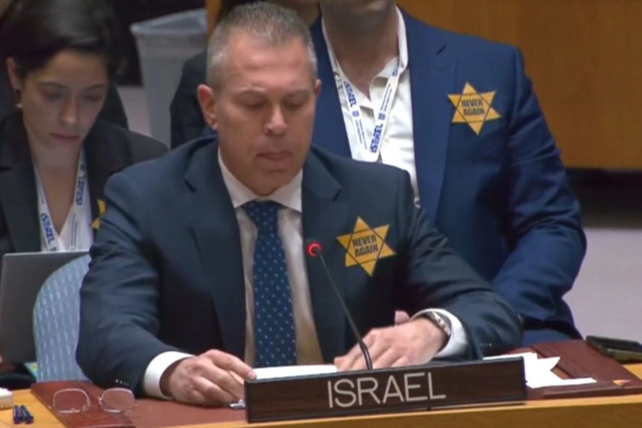 L’ambasciatore israeliano all’Onu, Gilad Erdan, indossa una stella gialla con la scritta "Mai più" durante la riunione del Consiglio di Sicurezza sulla guerra