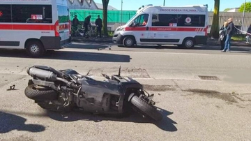 Napoli, incidente stradale: scooter contro muro, muore 45enne