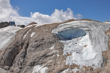 Tutti i ghiacciai alpini sopra gli 0 gradi. Marmolada, caldo record: +13,3 gradi, più del giorno della tragedia