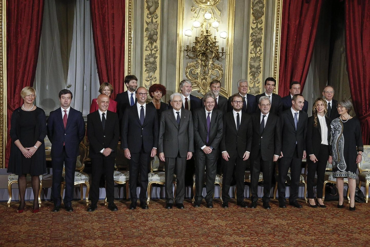 Governo Gentiloni, la foto dopo il giuramento (Ansa)