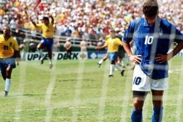 La delusione di Roberto Baggio dopo il rigore sbagliato ai Mondiali del '94