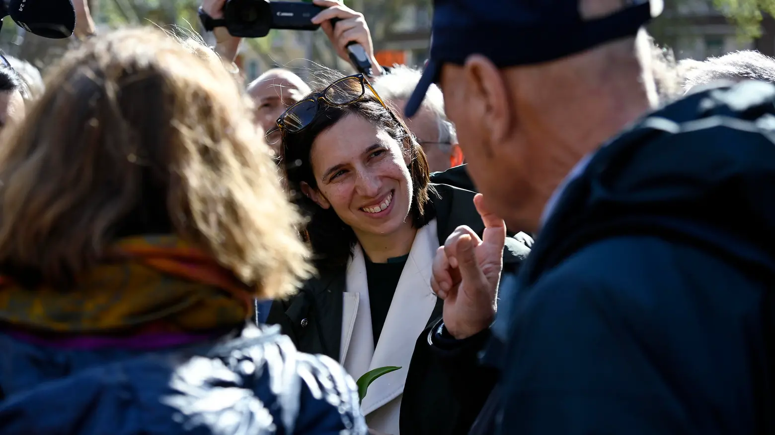 La segretaria del Pd, Elly Schlein con i genitori di Giulio Regeni, Claudio e Paola, al sit-in fuori dal Tribunale di Roma