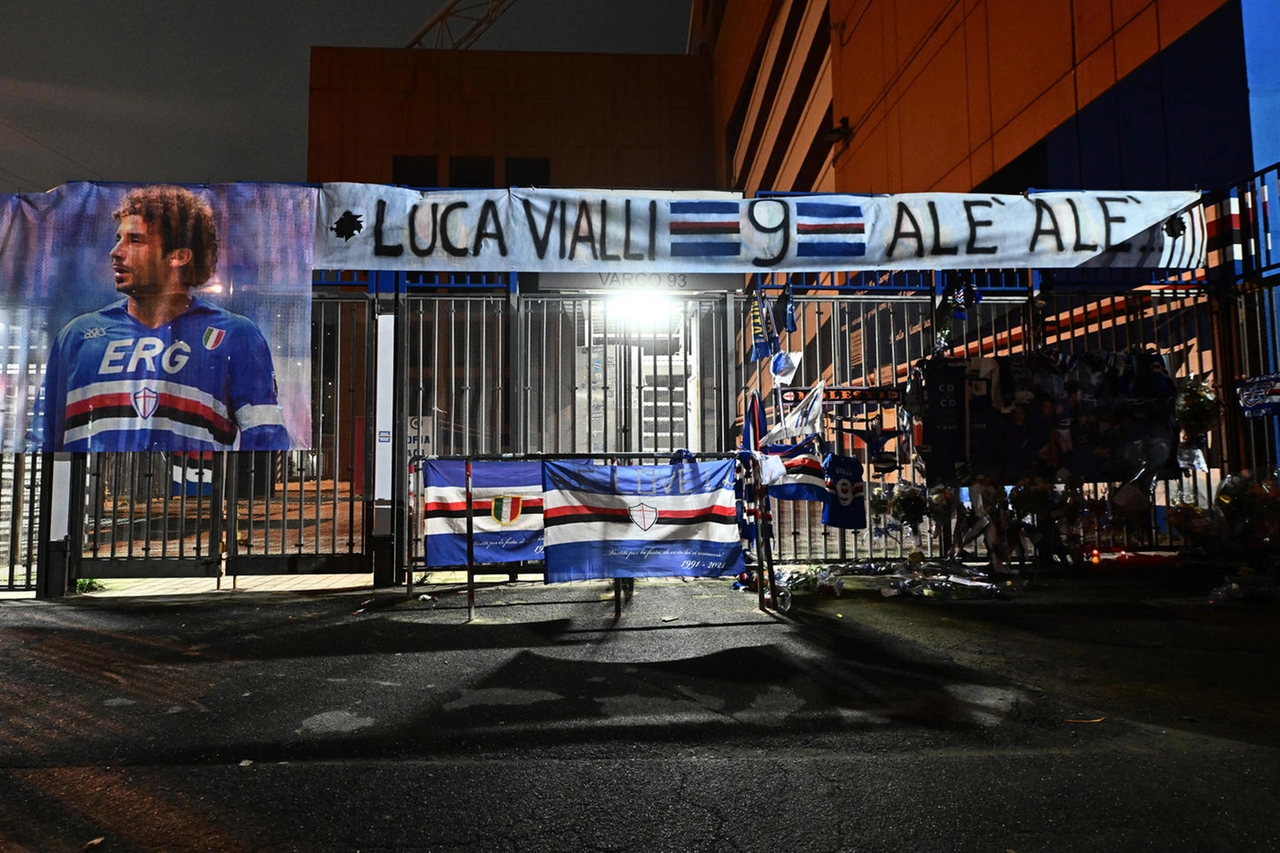 L'omaggio a Vialli dei tifosi blucerchiati (Ansa)