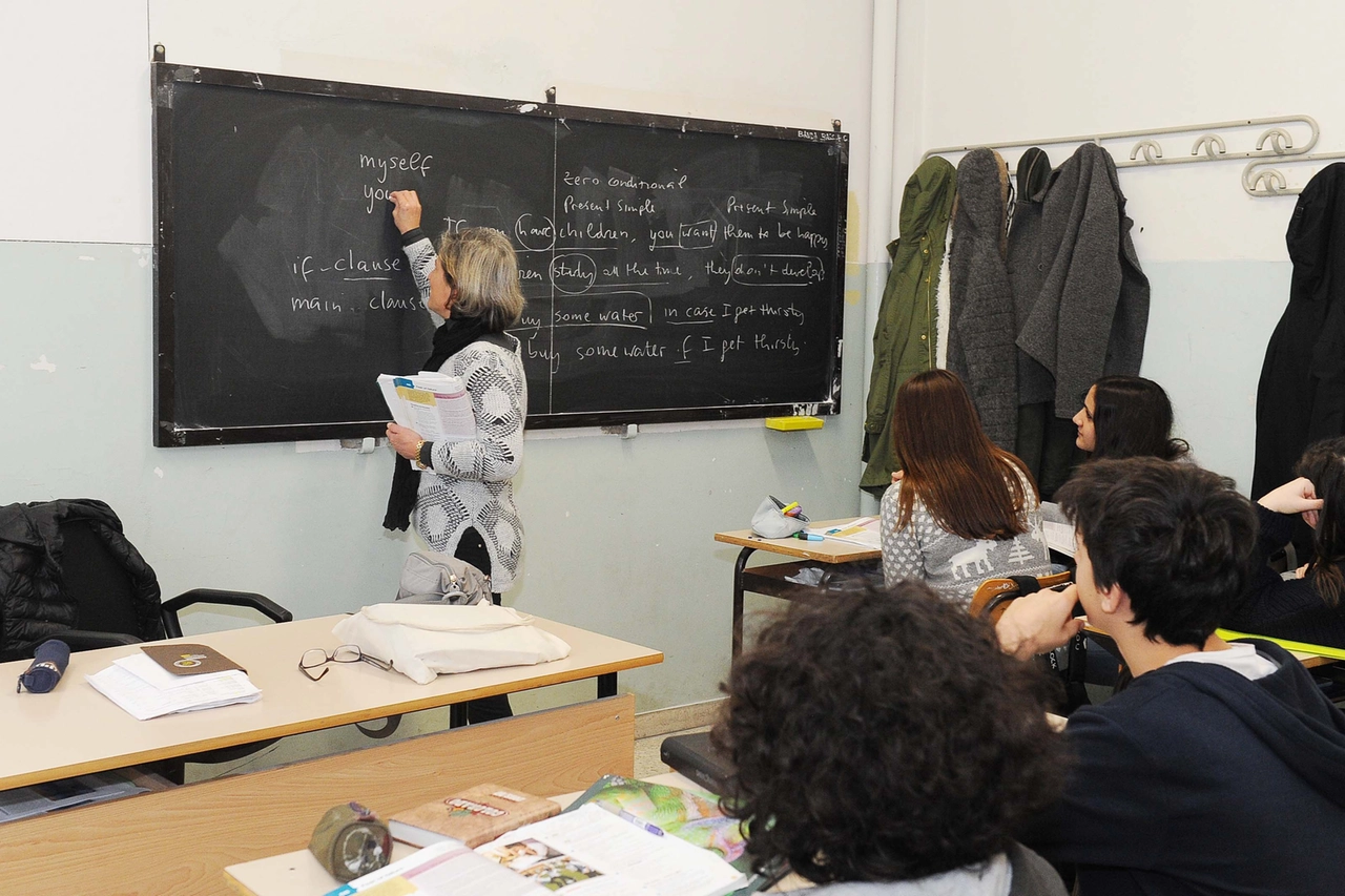 Una professoressa impegnata in classe 