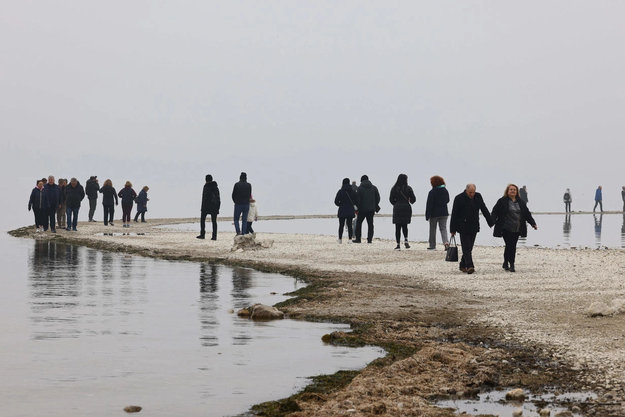 L'isola dei Conigli sul lago di Garda si raggiunge a piedi (Ansa)