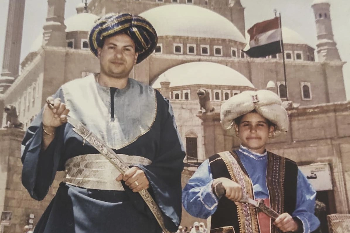 Ahmed Mahmoud, il papà di Mahmood, in una foto con il figlio bambino