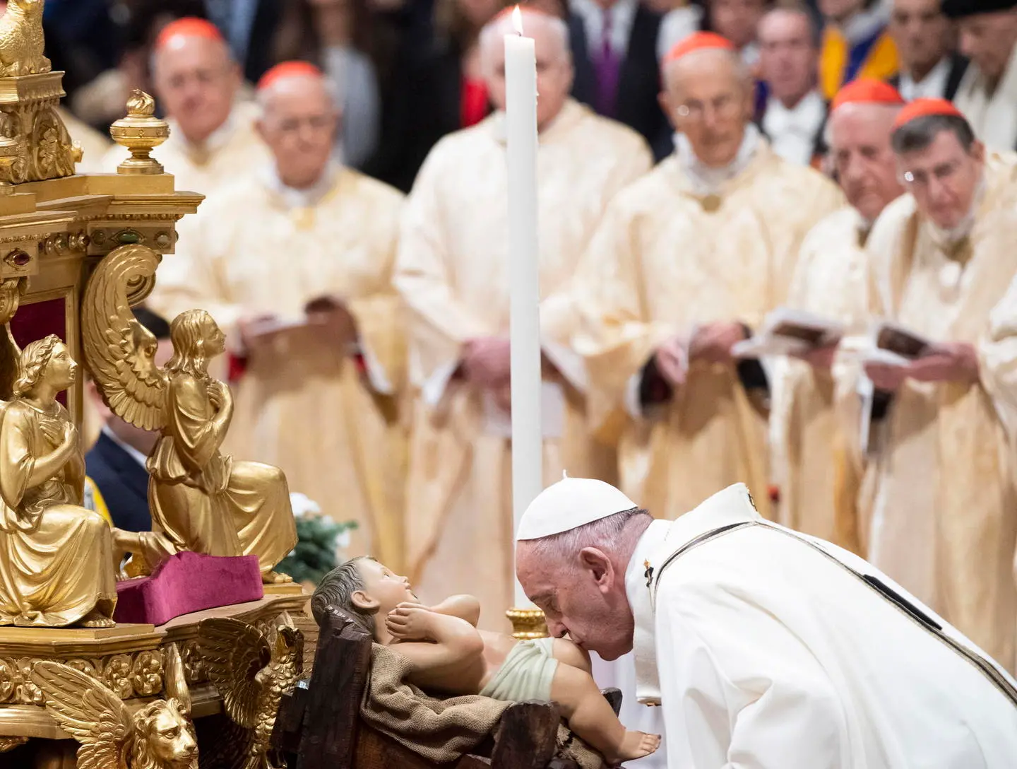 Messa di Natale 2019, Papa Francesco: "Dio ci ama gratis, in Terra è dare per avere"