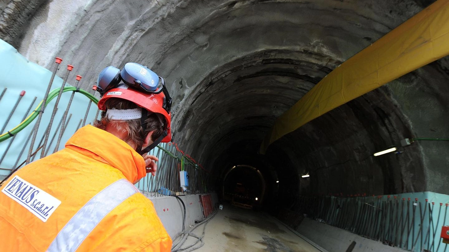 Il cantiere della linea ferroviaria Torino Lione  (Ansa)