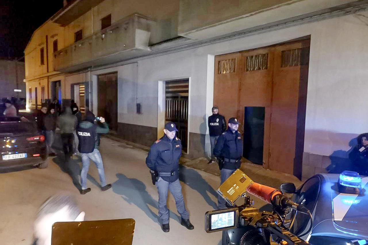 Polizia davanti all'appartamento ritenuto in uso a Messina Denaro fino a giugno (Ansa)