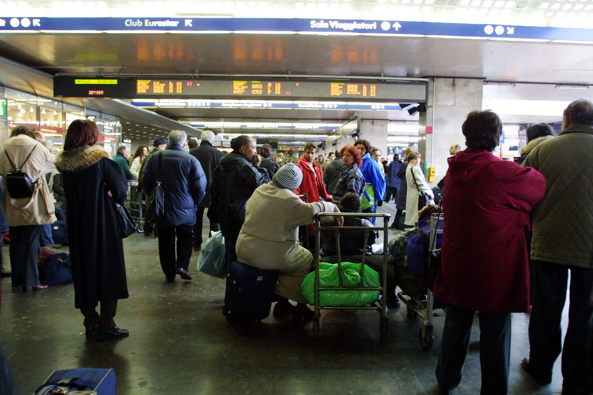 Stazione Termini nel caos, ritardo dei treni fino a 200 minuti: assalto alle biglietterie