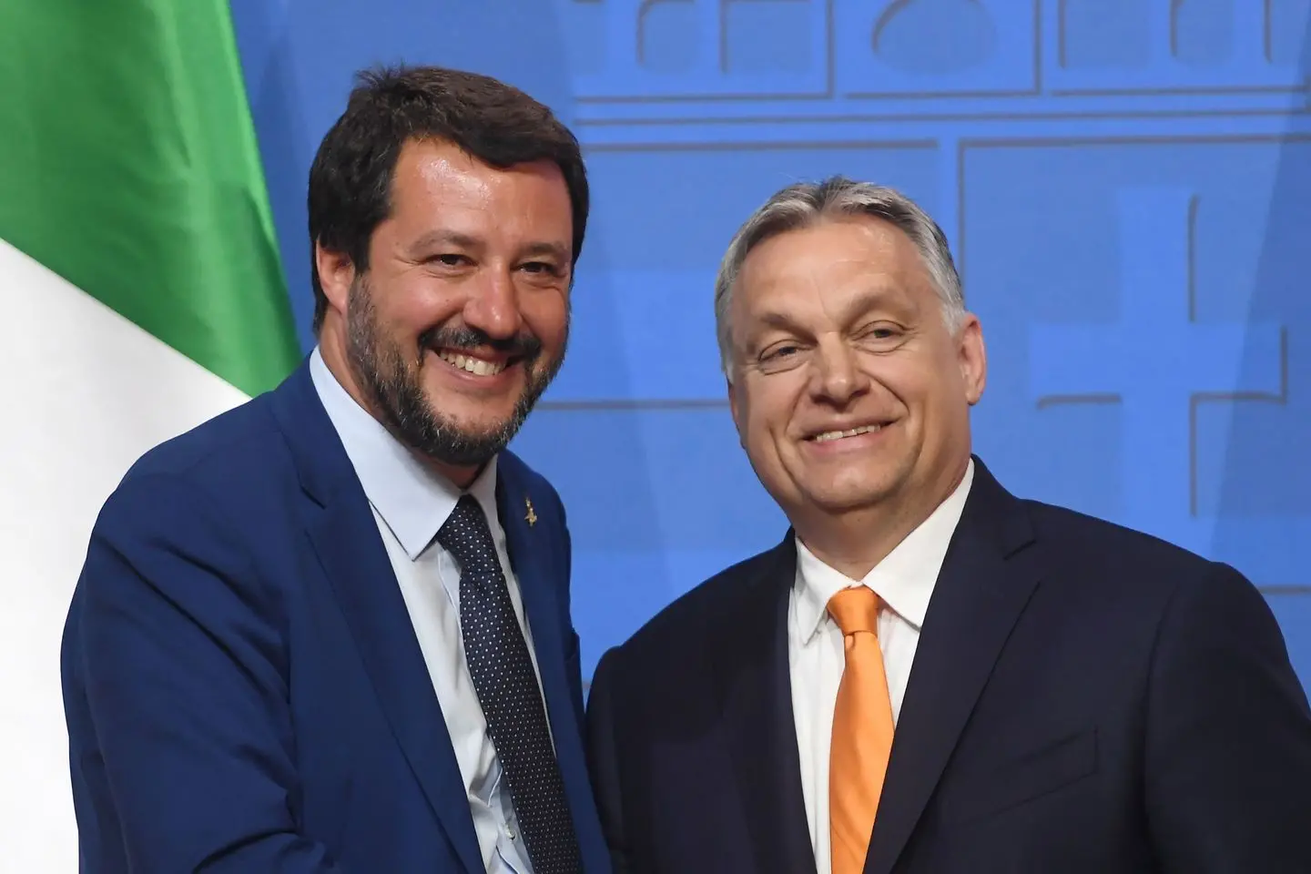 Salvini da Orban visita il muro anti-migranti. "Se vince ci sarà alleanza col Ppe"