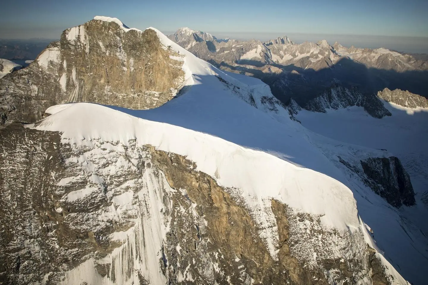 Cordata travolta da scarica di sassi sul Grand Combin. Morta anche guida alpina